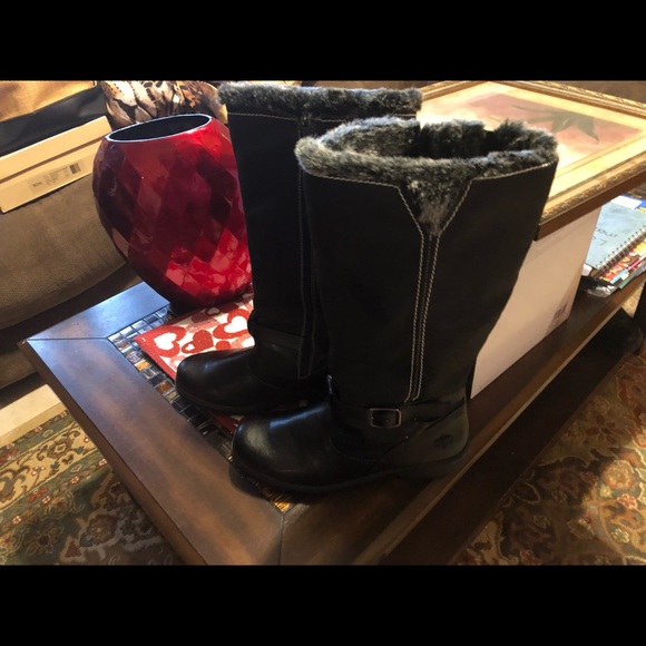 Boots and purses - Picture 3 of 8